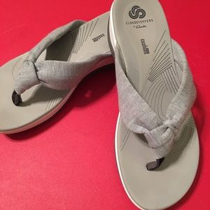 Clarks Cloudsteppers flip flops